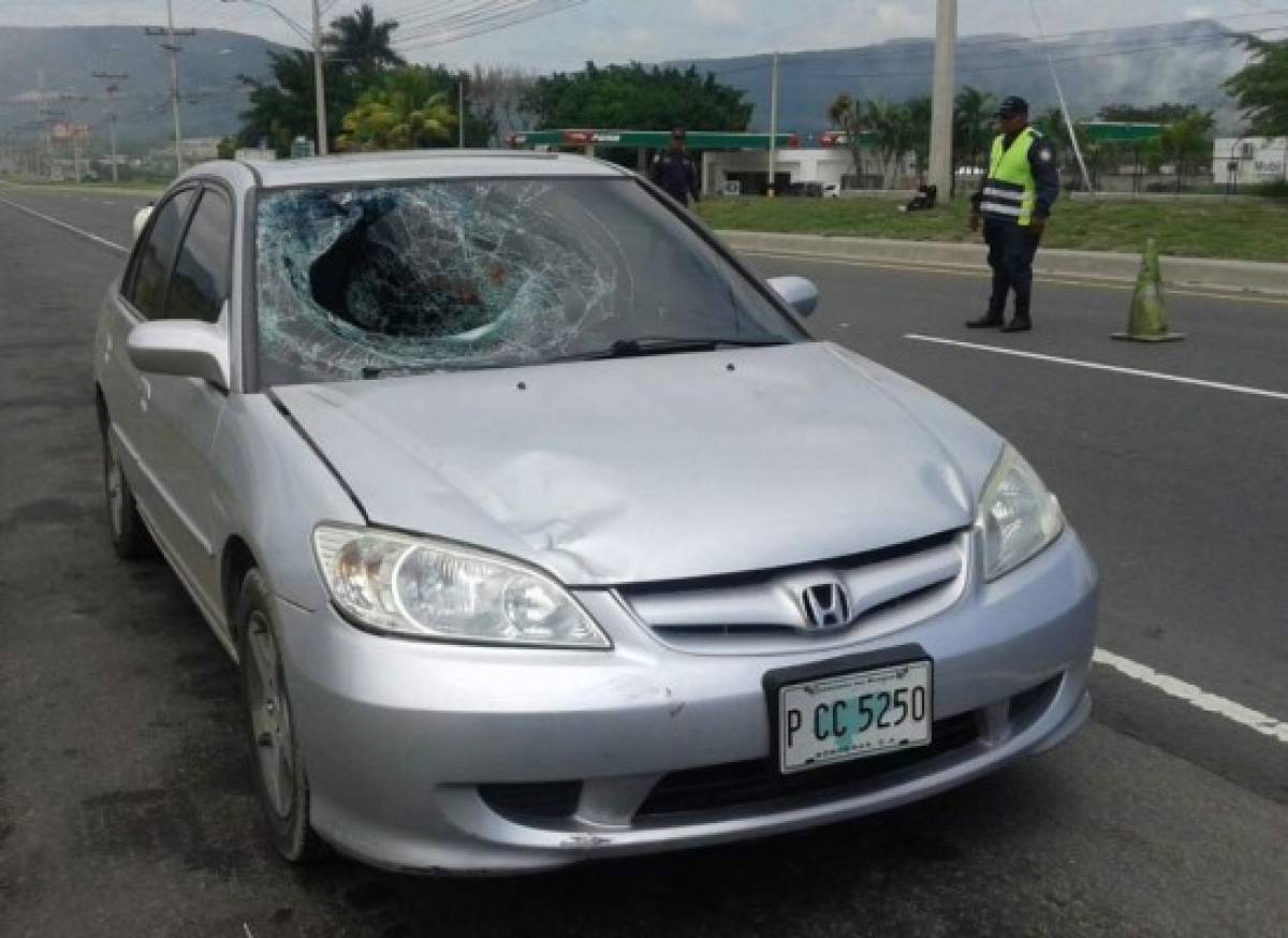 Vuelcan turismo y rastra en carretera al norte