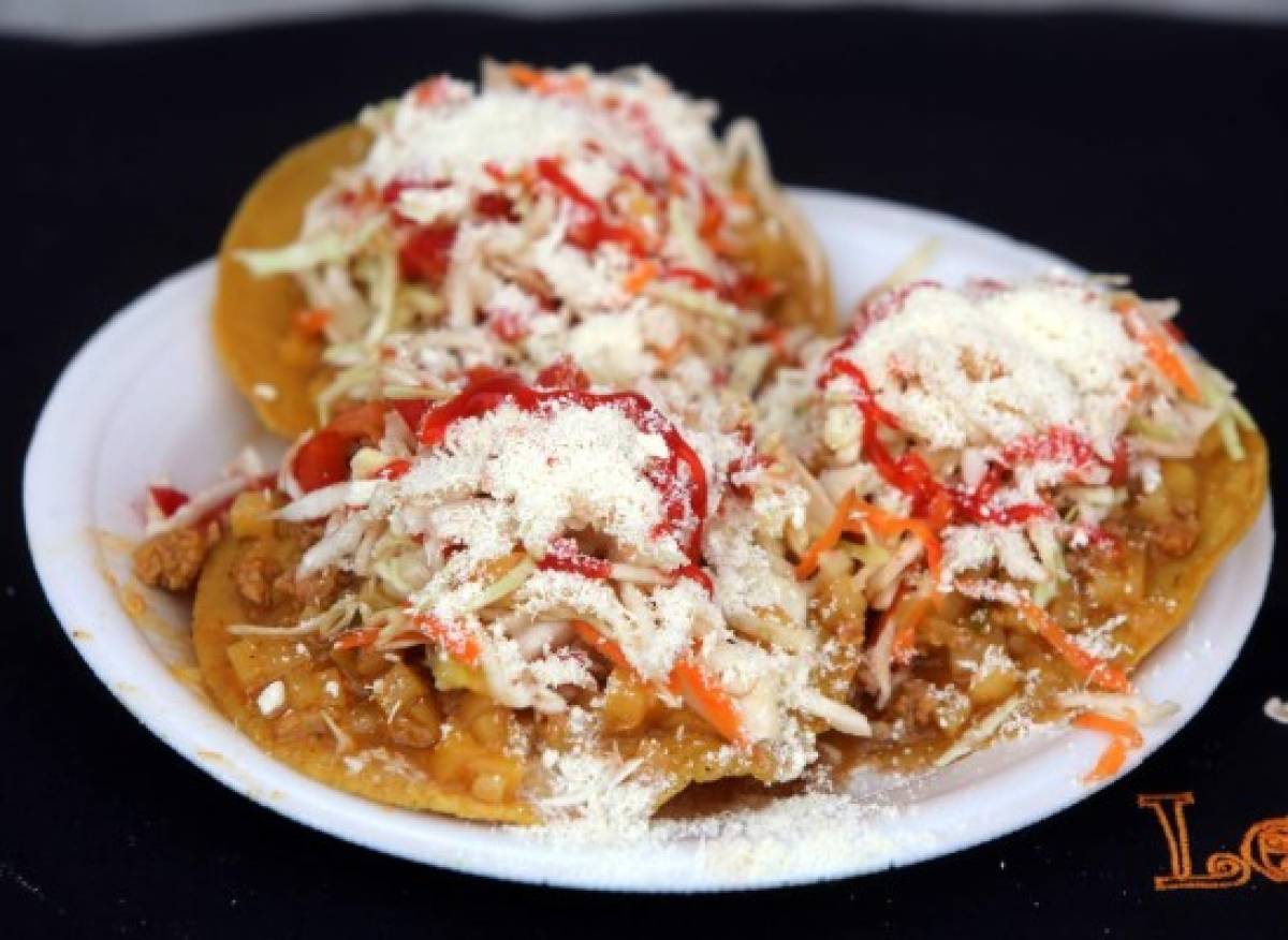 Enchiladas.Una de las golosinas típicas de Honduras son las enchiladas. La orden posee tres unidades y tiene un costo de 30 lempiras.