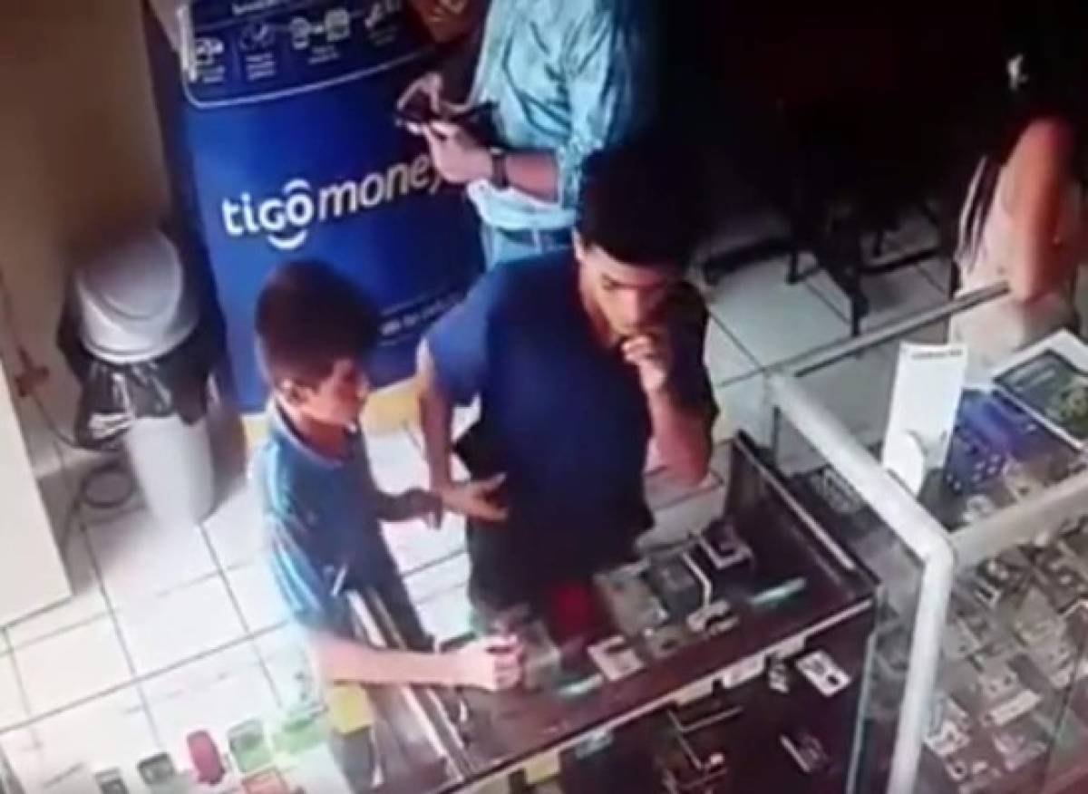 Honduras: Video capta a menores robando un celular en tienda de Comayagua