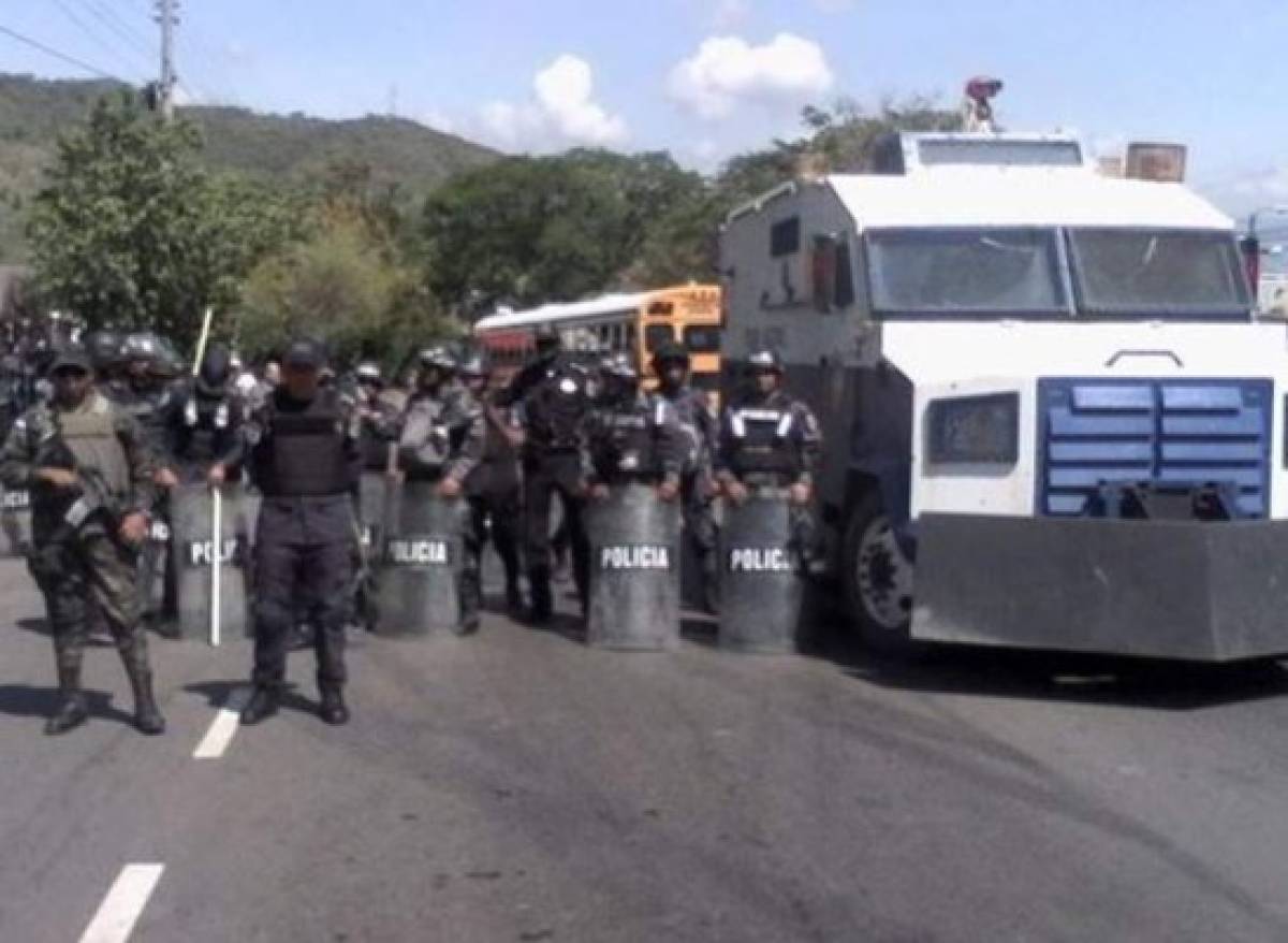 Policía desaloja a trabajadores de maquila en el norte de Honduras