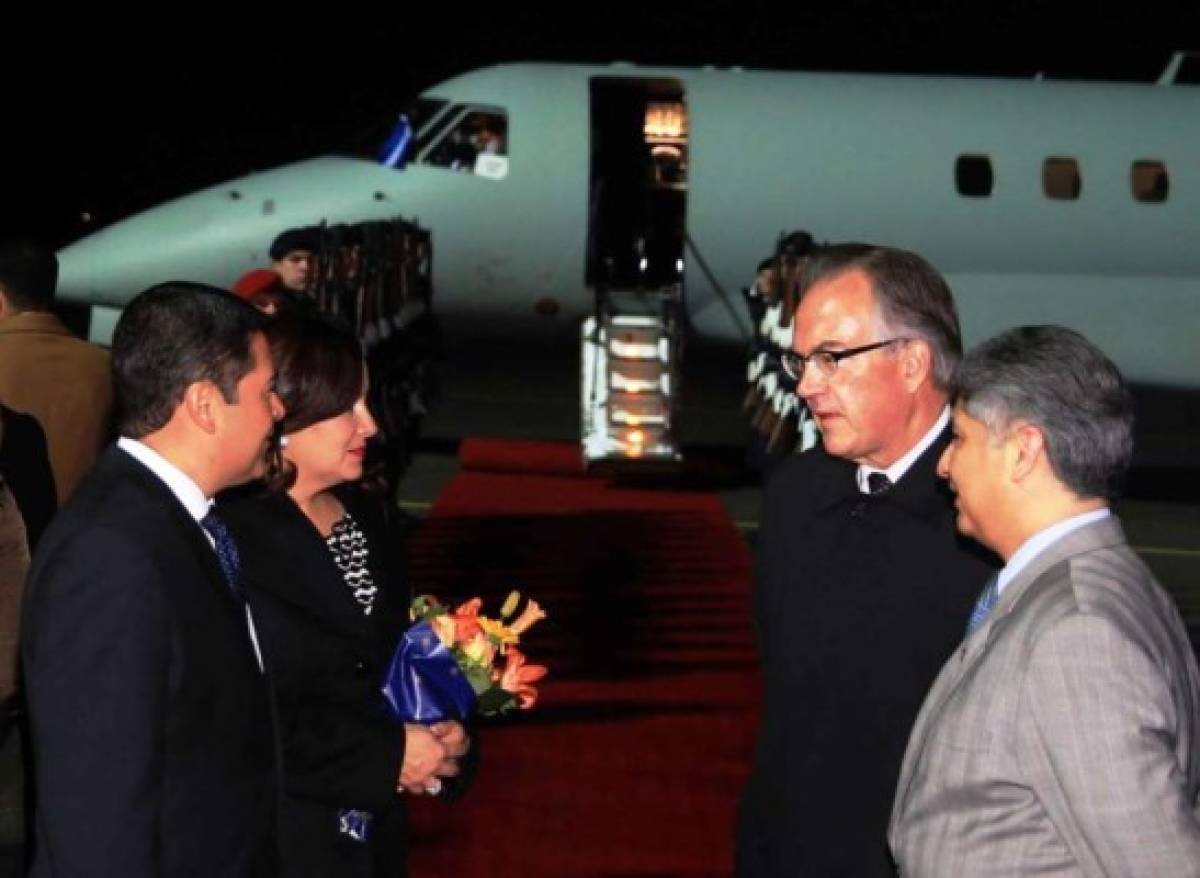 Presidente de Honduras llega a Alemania, invitado por Angela Merkel
