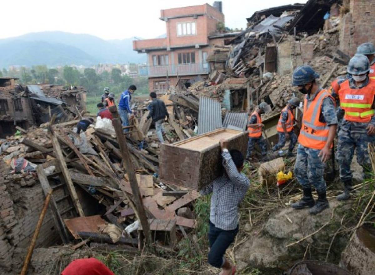 Comienza éxodo de supervivientes del sismo en Nepal