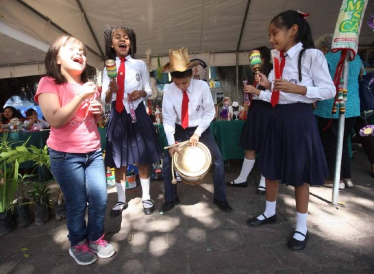 Escolares imponen moda responsable con el ambiente en feria del reciclaje