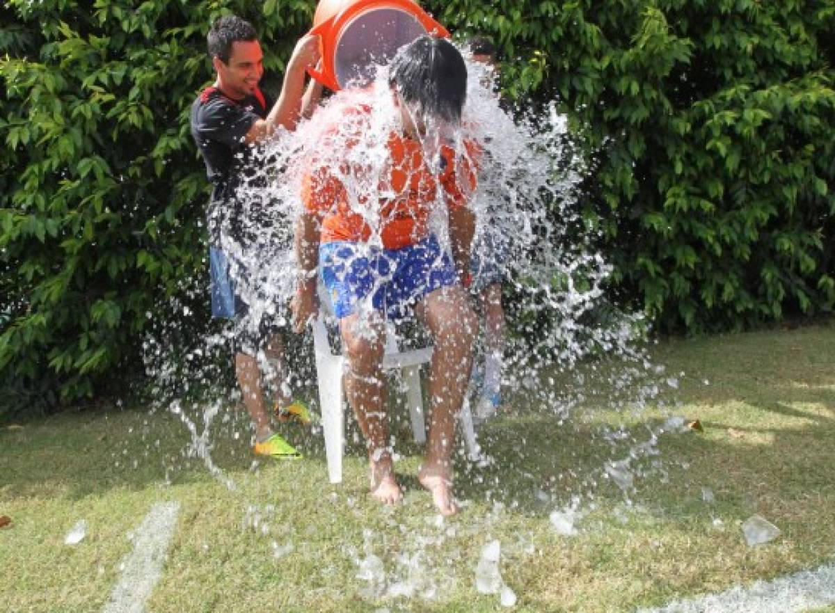 Diego Vazquez hace el Ice Bucket Challenge en apoyo a Reneau
