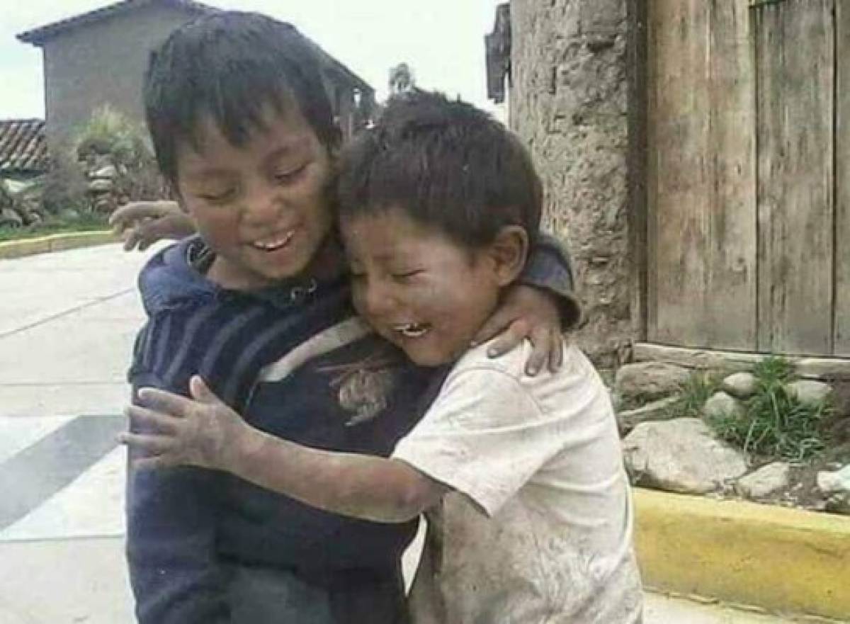 Fotografía de 'hermanitos que se reencuentran tras erupción del volcán de Fuego en Guatemala' es falsa