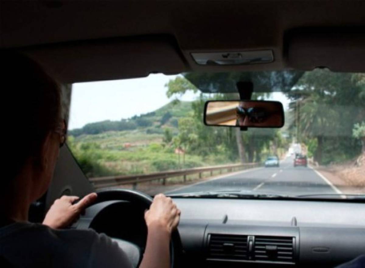 El peligro al volante cuando se conduce con una baja hidratación