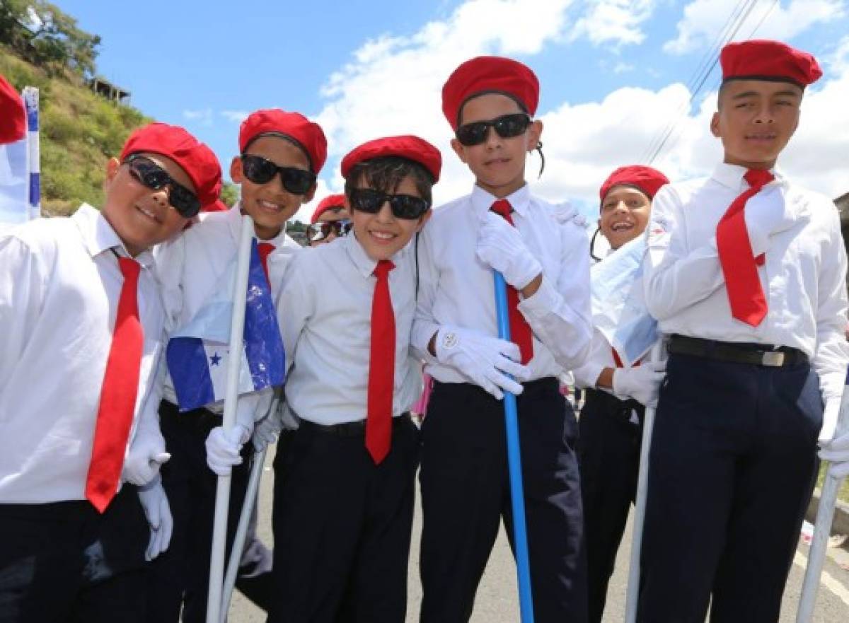 Niños engalanan un homenaje cívico a la patria