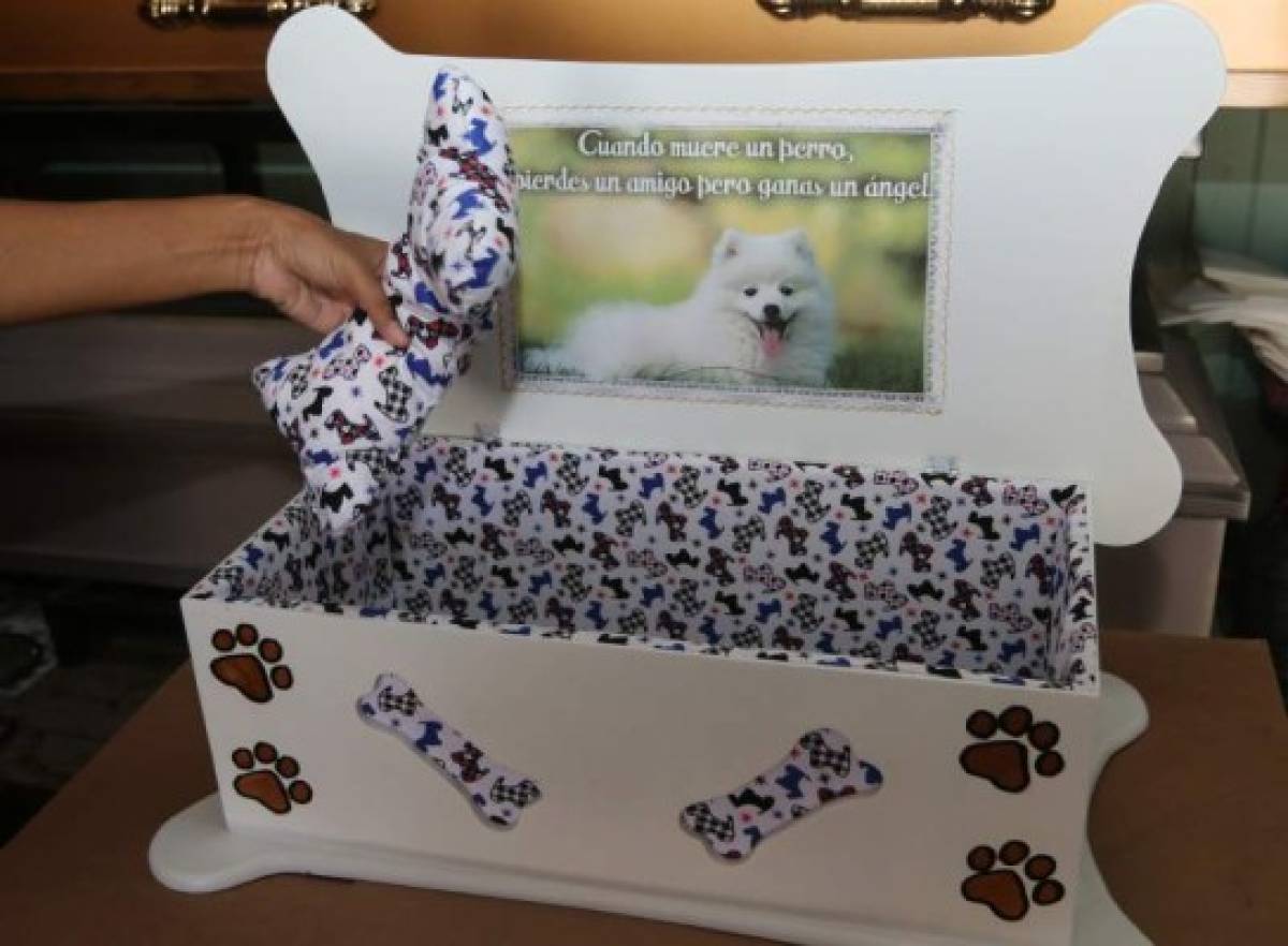 Las cajas fúnebres para perros son de mayor tamaño y tienen finos acabados y accesorios adicionales.
