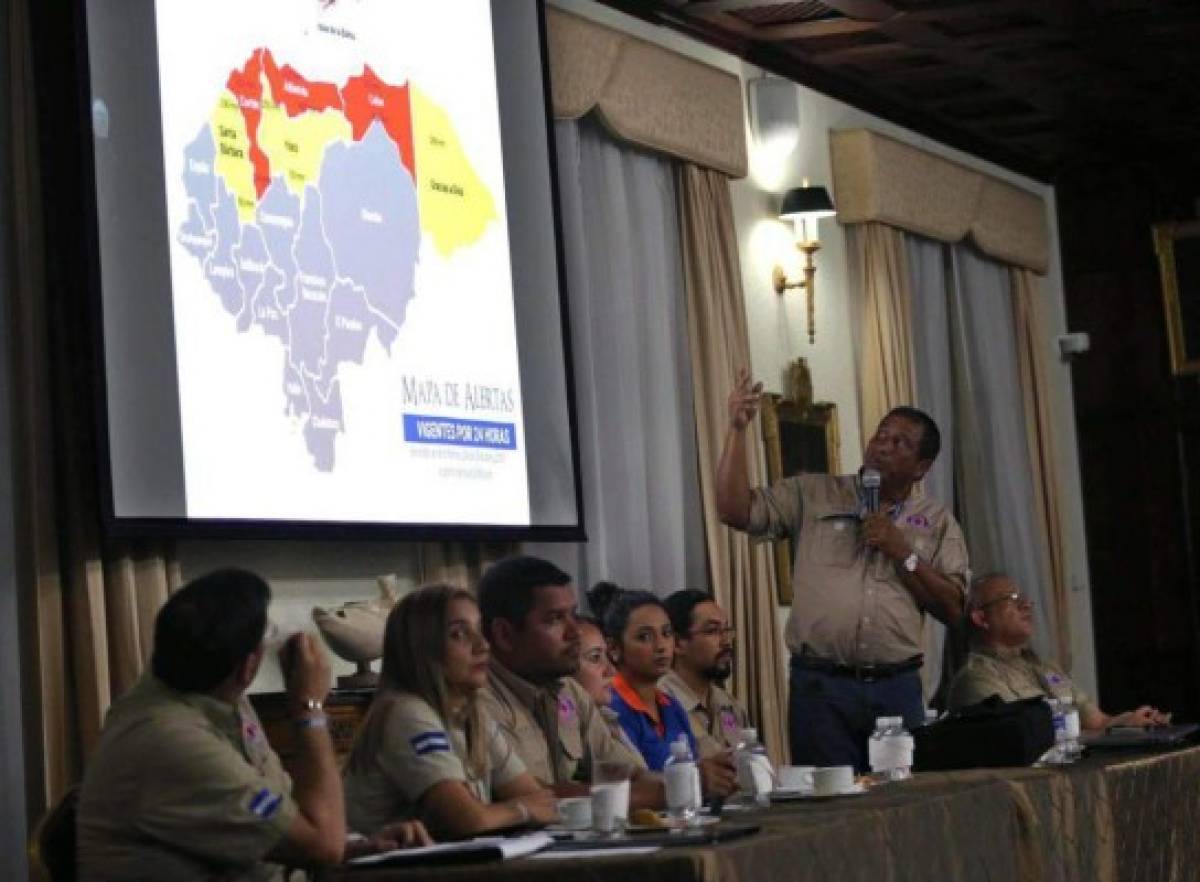 Declaran emergencia en seis departamentos por lluvias debido a frente frío