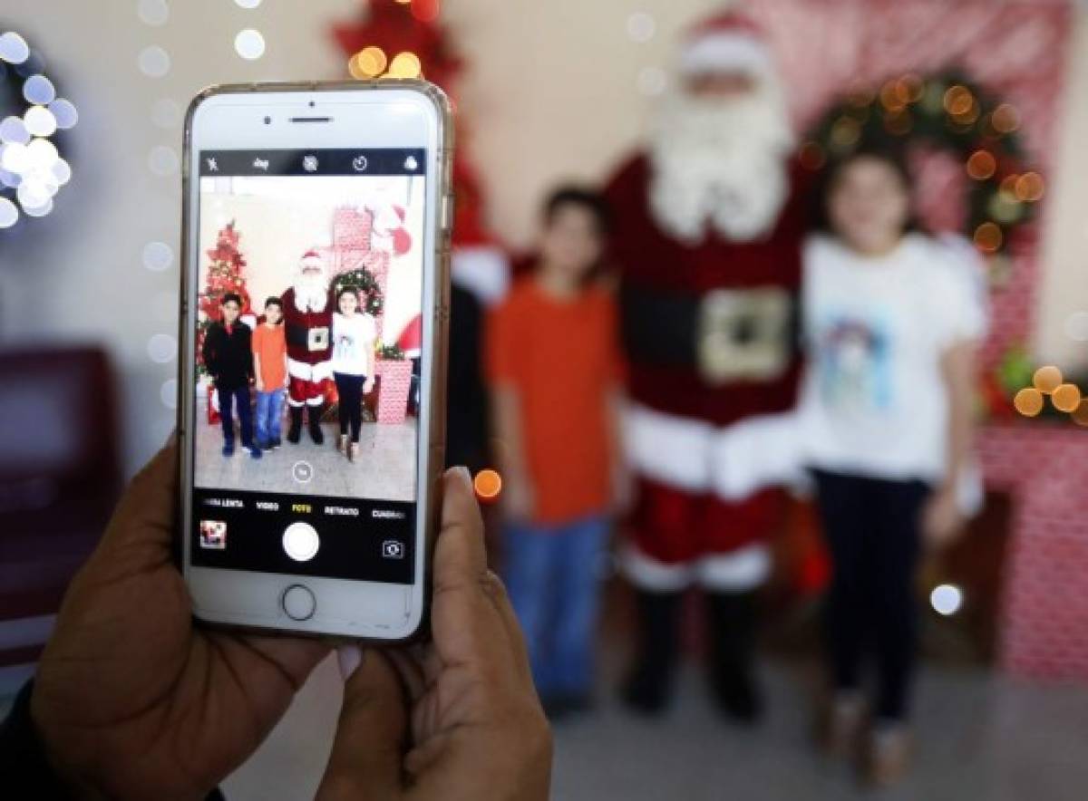 Santa cierra la Navidad con regalos paras sus nietecitos