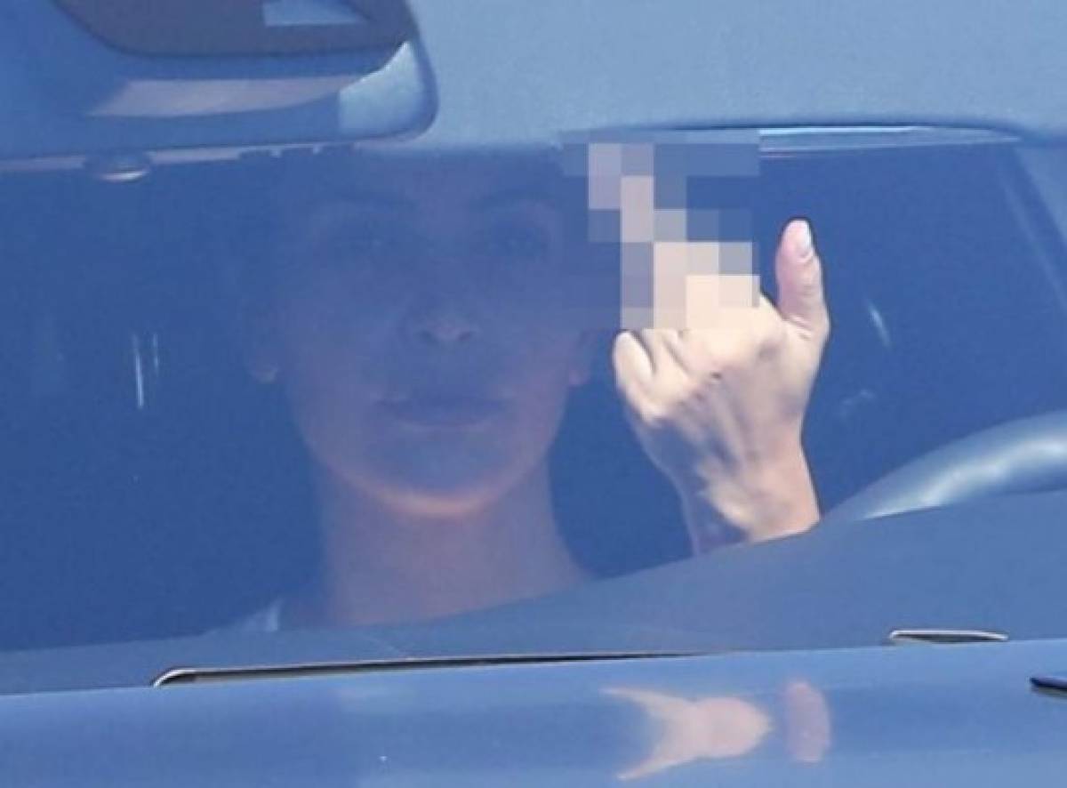 Kim Kardashian enloquece y hace señal obscena  