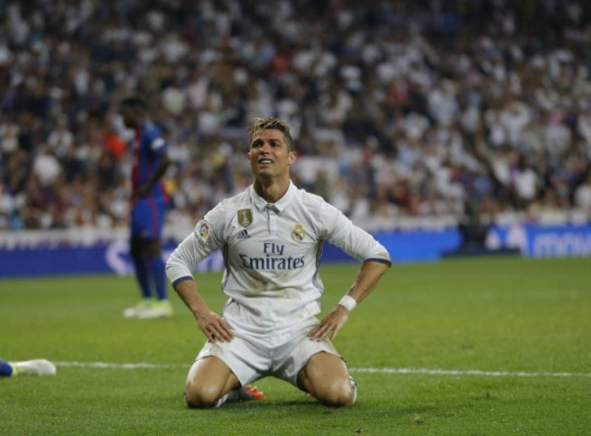 Cristiano Ronaldo se lamenta el no haber concretado una acción en el clásico ante el Barcelona (Agencias/AP)
