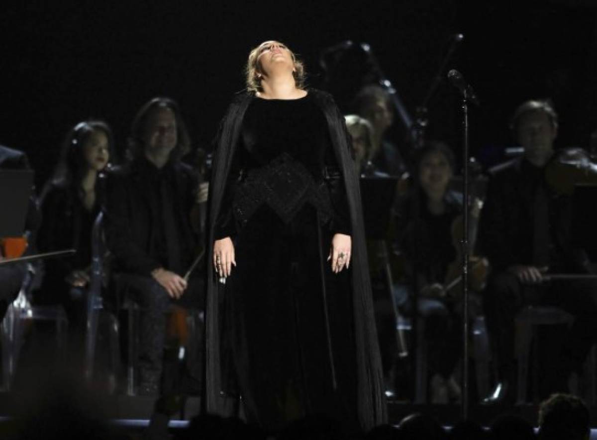 Adele se equivoca interpretando Fast Love de George Michael en los Premios Grammy