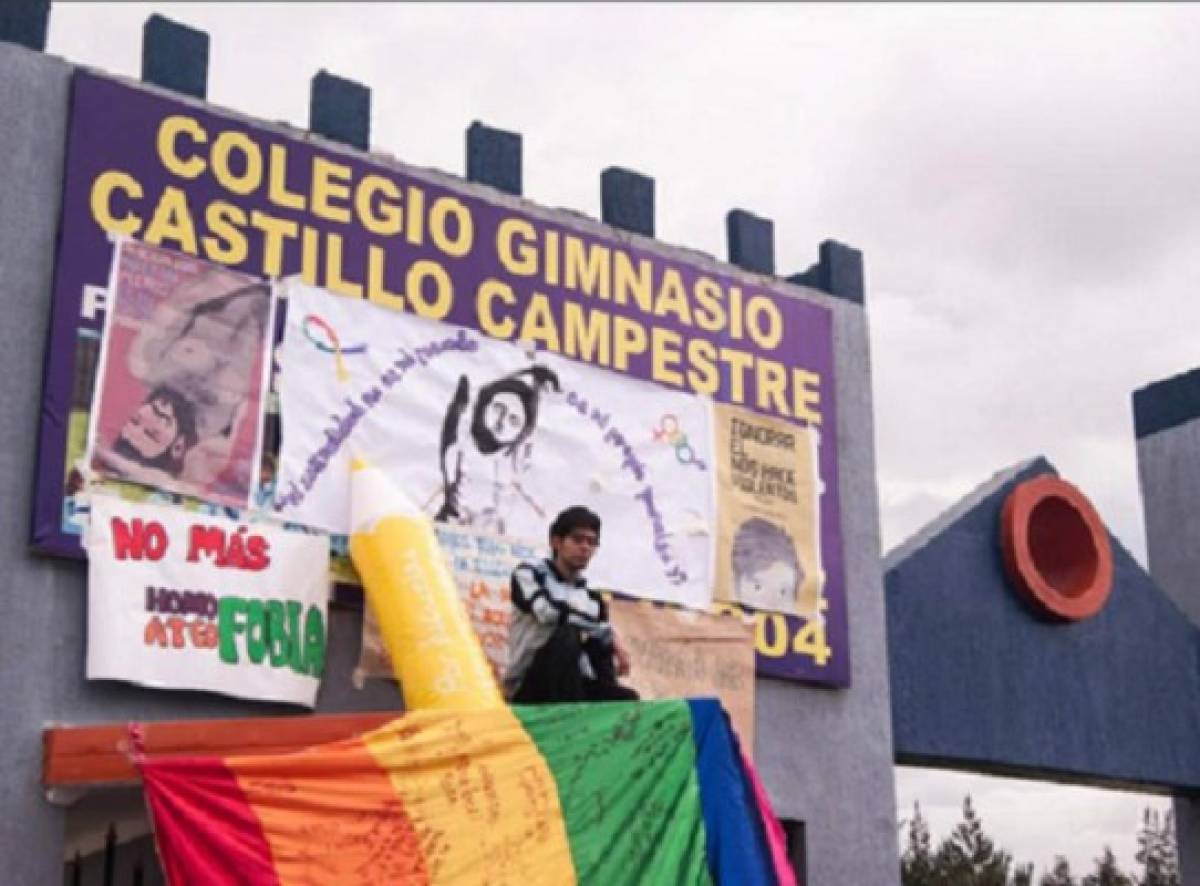 Sancionan a colegio por discriminar a alumno gay