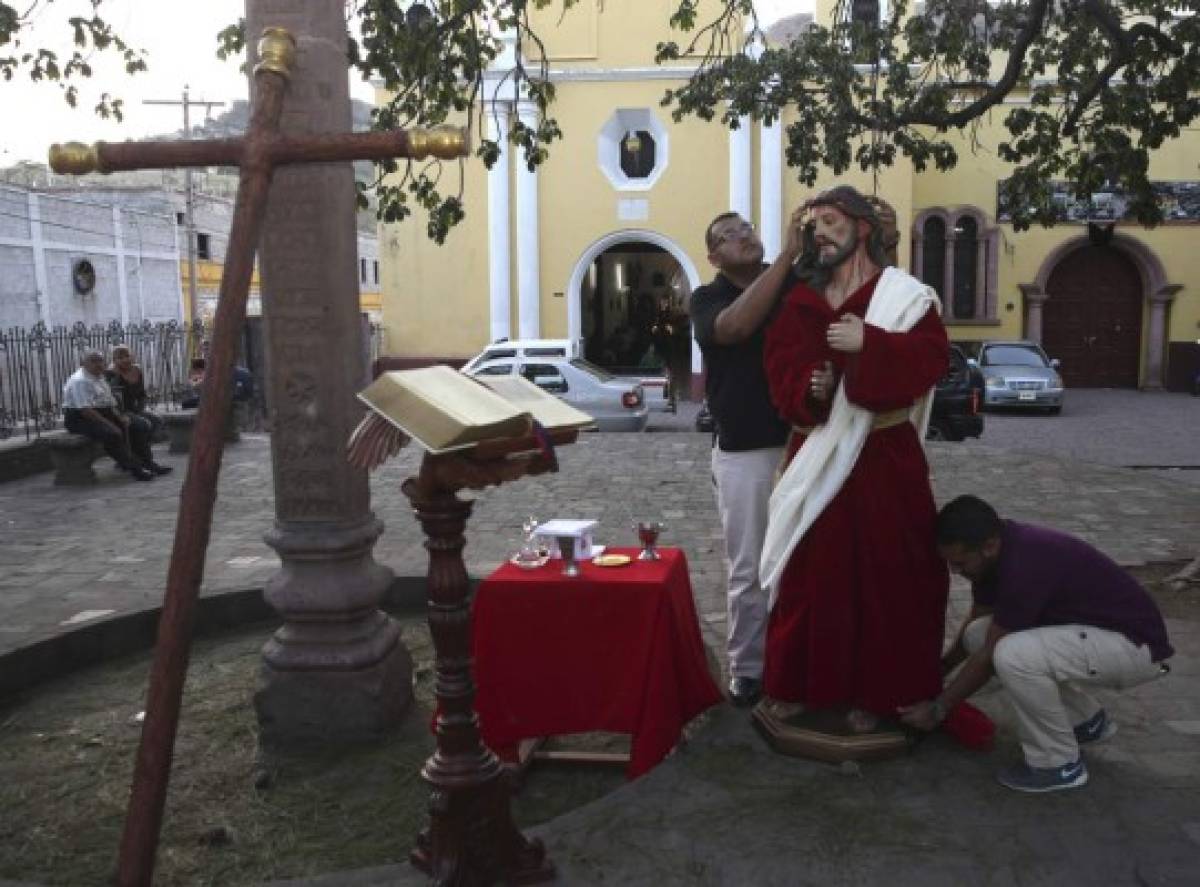 VIDEO: Hondureños acuden con fe al Vía Crucis este Viernes Santo
