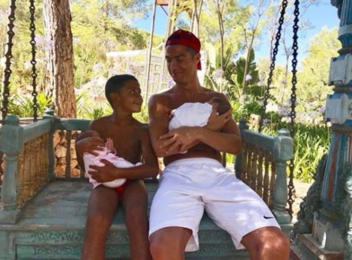 Hijo de Cristiano Ronaldo abre cuenta en Instagram con mensaje a Messi: 'Mi ídolo'