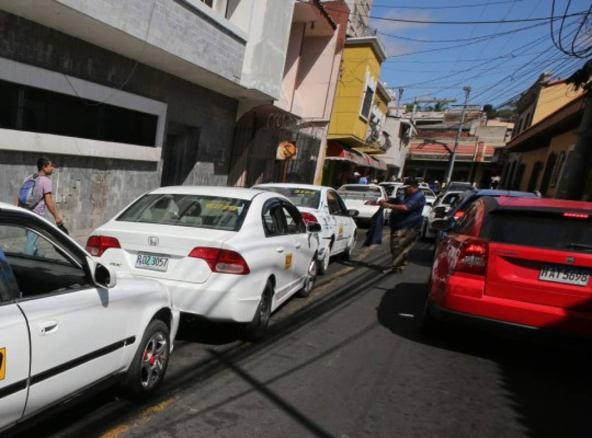 Dos agentes resguardan a taxistas del punto Los Dolores-Buenos Aires