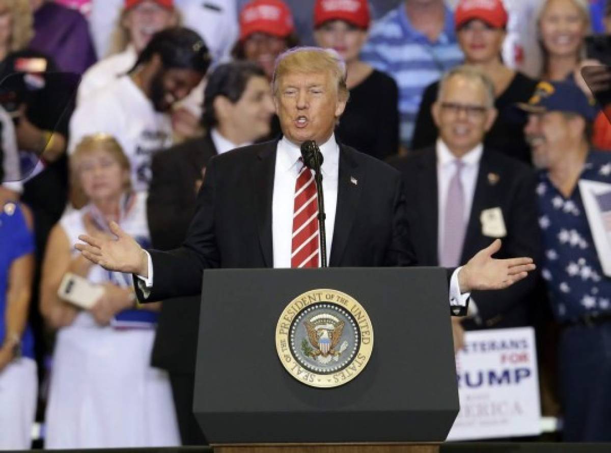 Trump ataca a la prensa y se defiende en encendido discurso en Arizona  