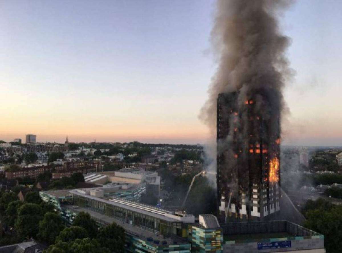 Saldo del incendio de Londres aumenta a 58 y la reina apela a la unidad nacional