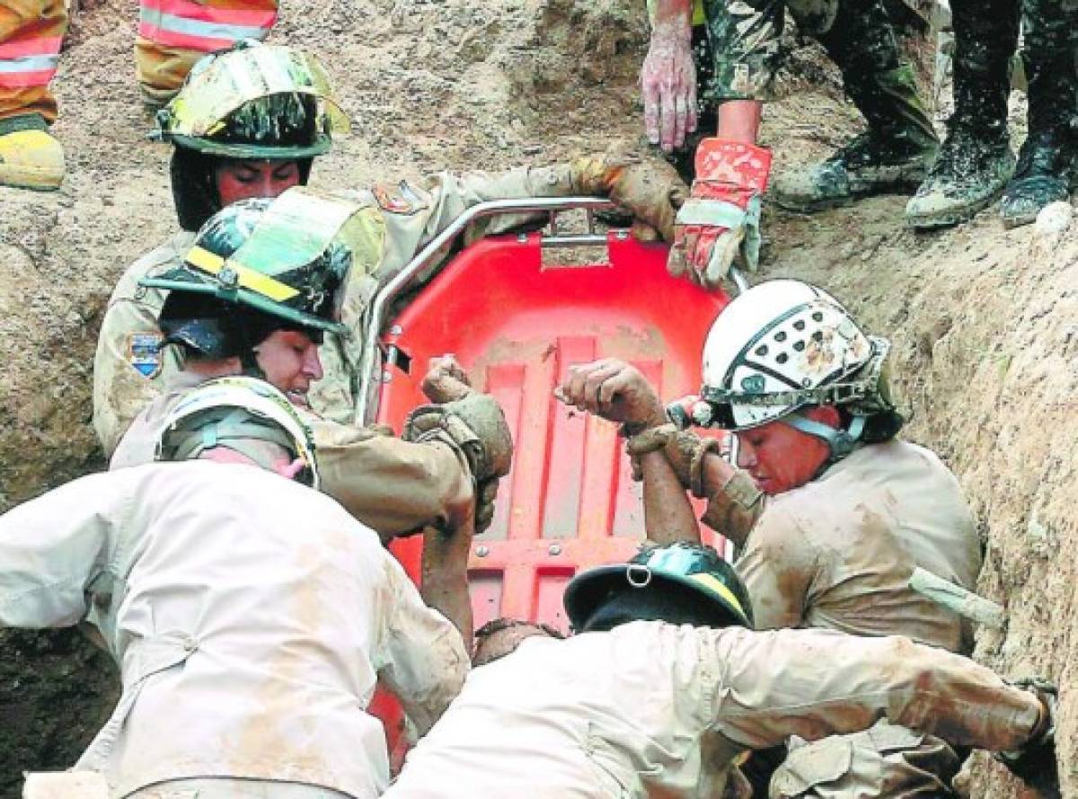 La presunta negligencia de un empleado de una compañía constructora del trasvase de la represa Los Laureles a la represa La Concepción provocó que dos empleados de dicha compañía murieran soterrados tras una explosión de magnitud colosal. Las víctimas del fatal accidente fueron identificados como Francis Pastor Aguilar Triminio (32) y Franklin Josué Arias García (17).|El incidente con desenlace mortal se produjo el martes 13 de septiembre cuando ambos cavaban en el túnel en que iría la tubería frente a las nuevas instalaciones de la Secretaría de Seguridad, en el desvío a Mateo.