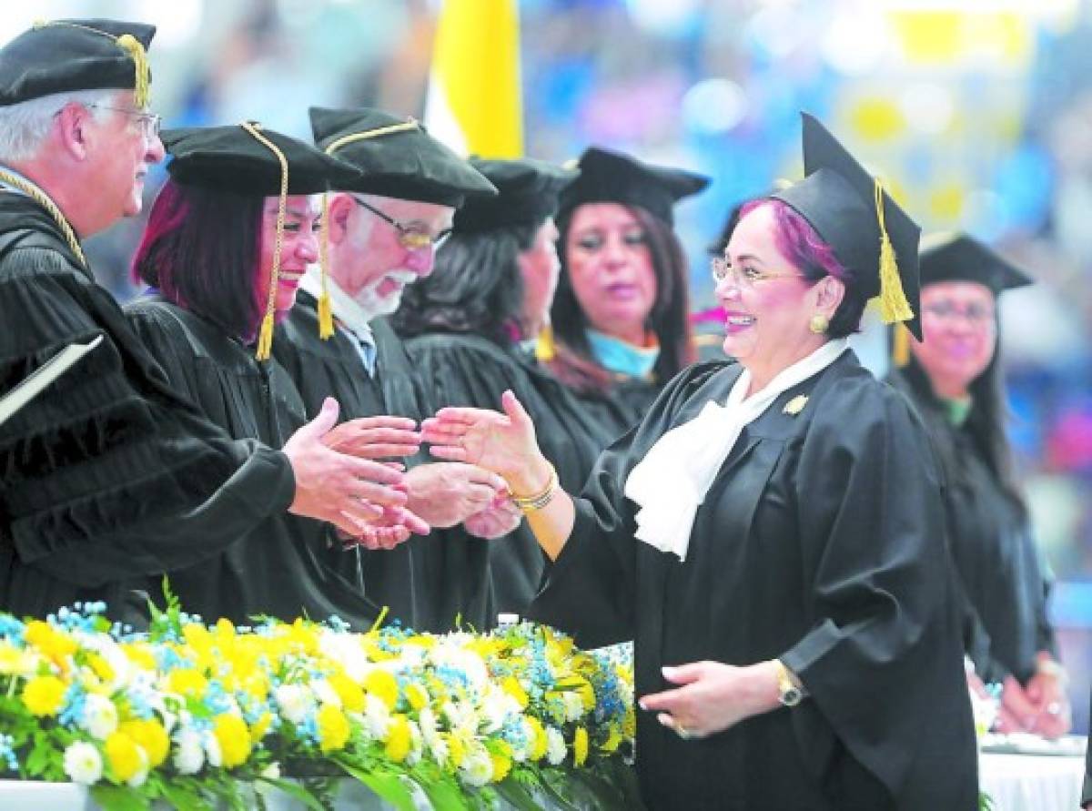 Emotividad y orgullo en coloridas graduaciones de la Universidad Nacional Autónoma de Honduras