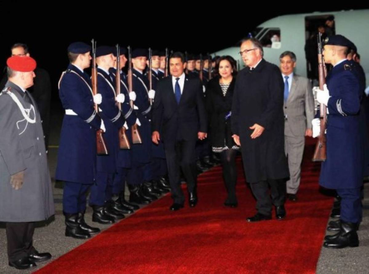 Presidente de Honduras llega a Alemania, invitado por Angela Merkel