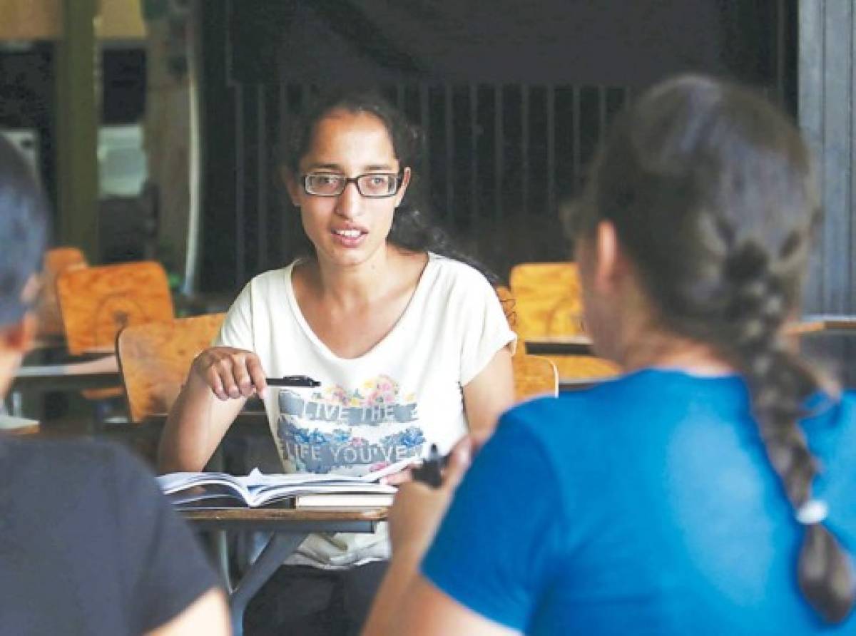 Dulce Taylor es la mejor de la carrera de Educación Especial de la UPNFM. Es originaria de Siguatepeque, Comayagua.