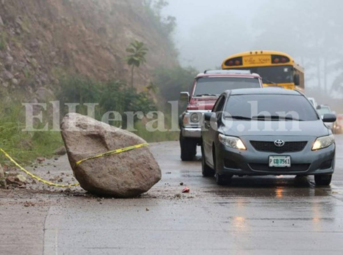 Parte de las rocas caídas sobre la calzada (Foto: Estalín Irías/ El Heraldo Honduras/ Noticias de Honduras)