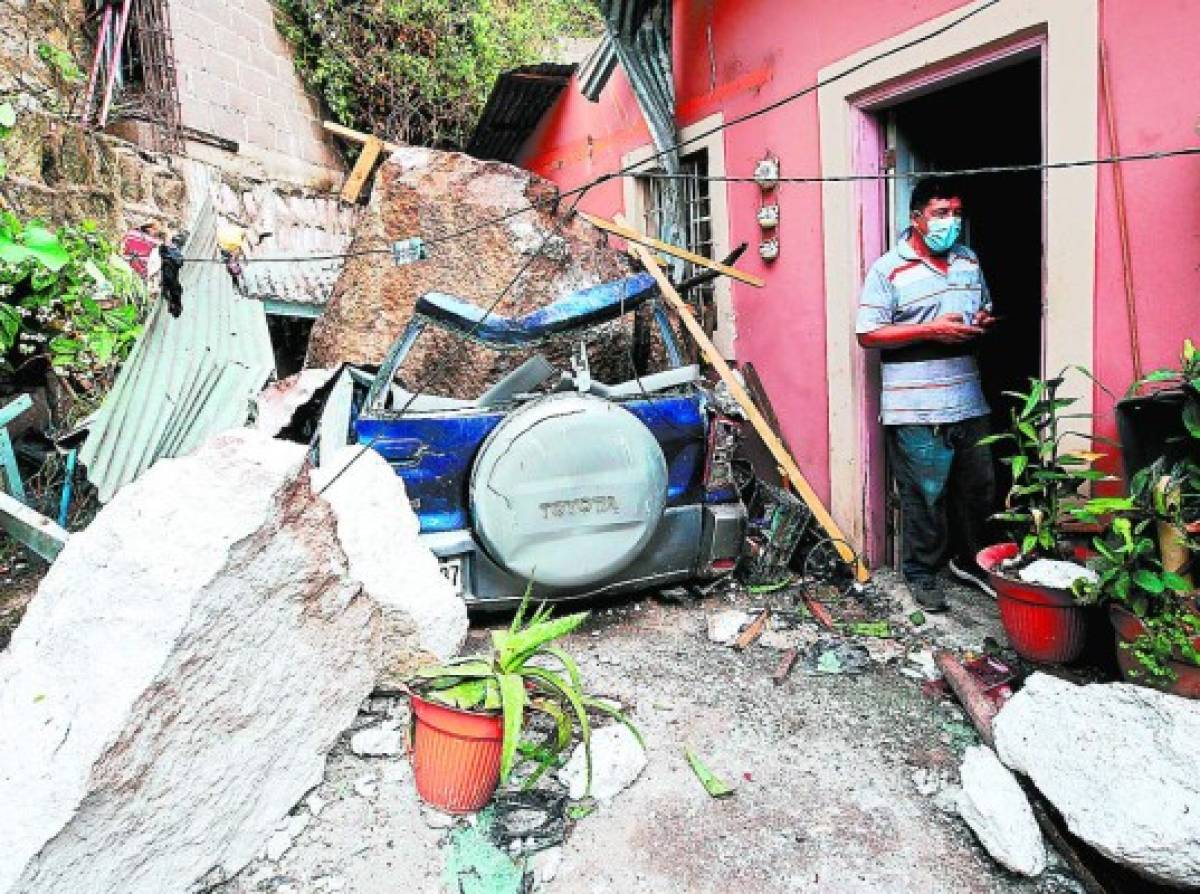 Más de 40 familias afectadas por derrumbe de rocas e inundaciones en la capital de Honduras