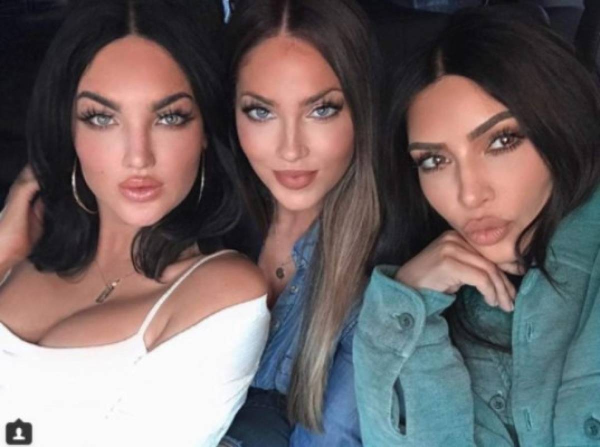 Kim Kardashian se toma selfie con dos amigas que parecen su doble