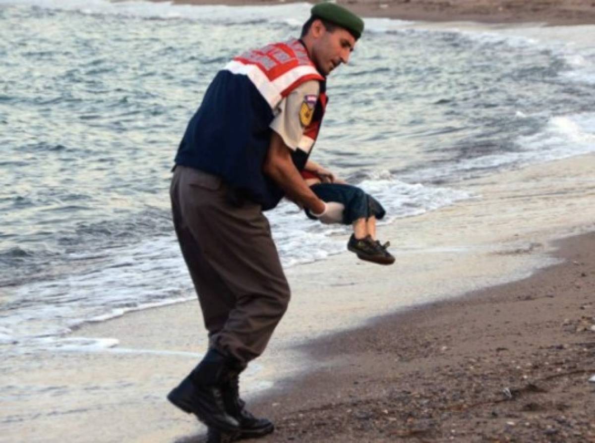 'Quiero enterrar a mis hijos y morirme', papá del niño ahogado en Turquía