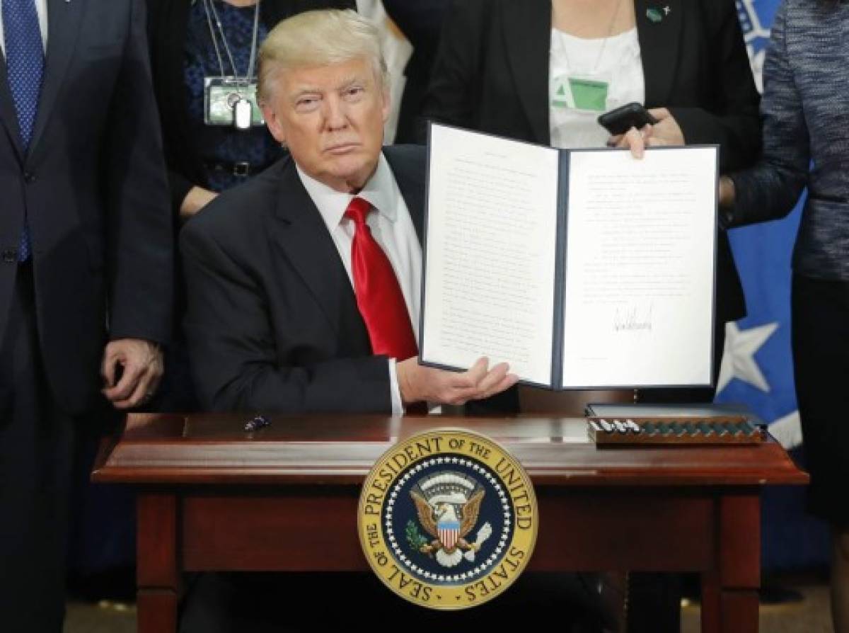 Donald Trump analiza emitir un nuevo decreto migratorio