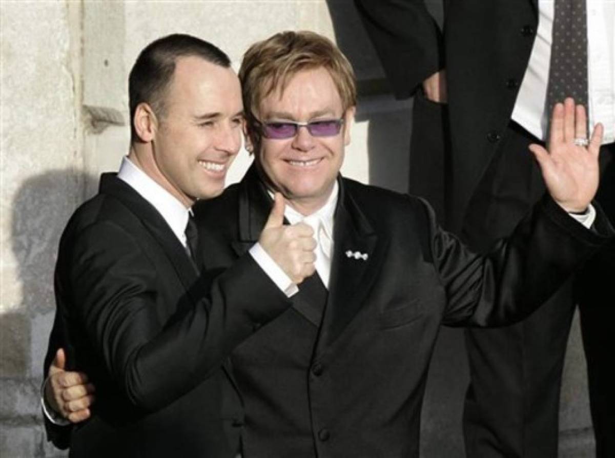Elton John contrajo matrimonio con su compañero de hace 21 años