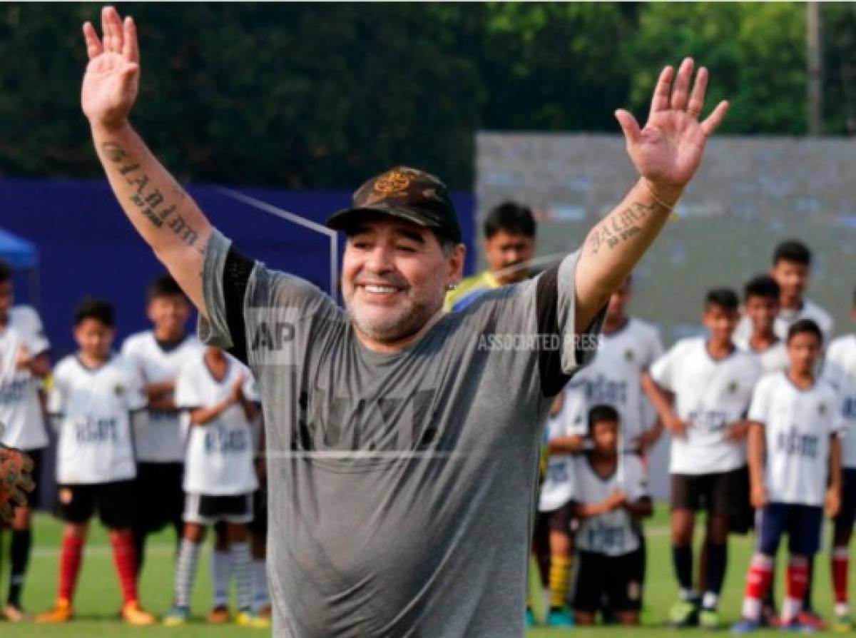 Diego Armando Maradona se somete a valoración médica por problemas en la rodilla