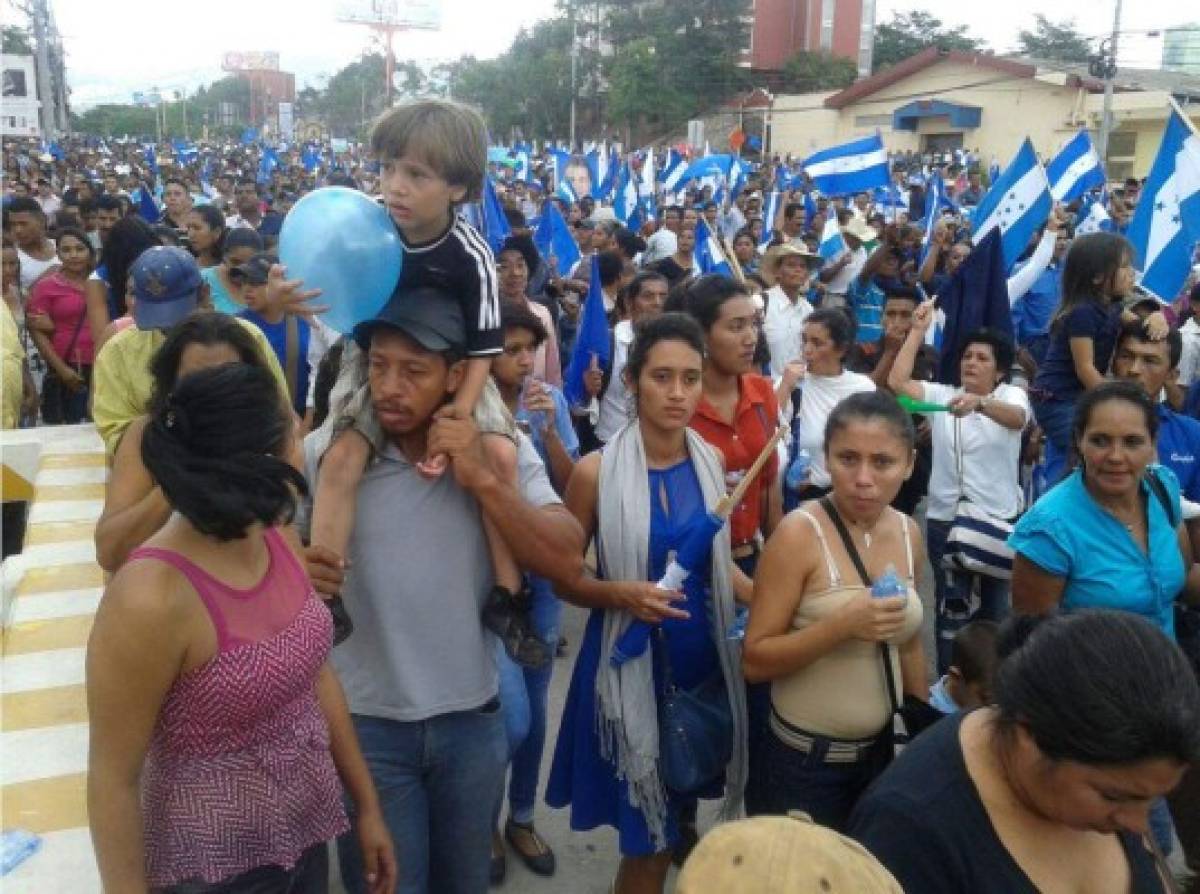 Una mujer herida en marcha de zelayistas y activistas nacionalistas