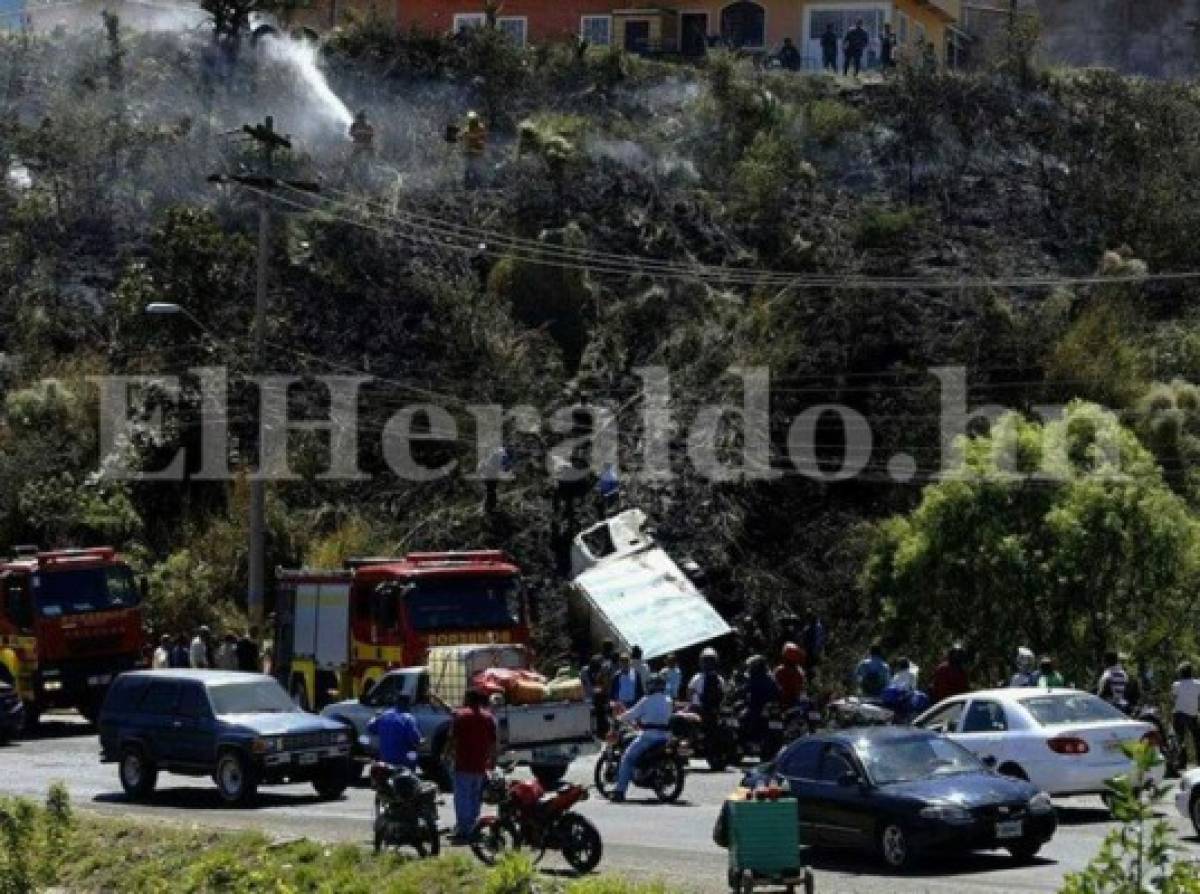 El camión envuelto en llamas fue tirado hacia una pendiente a escasos metros de un abismo (Foto: El Heraldo Honduras/ Noticias de Honduras)