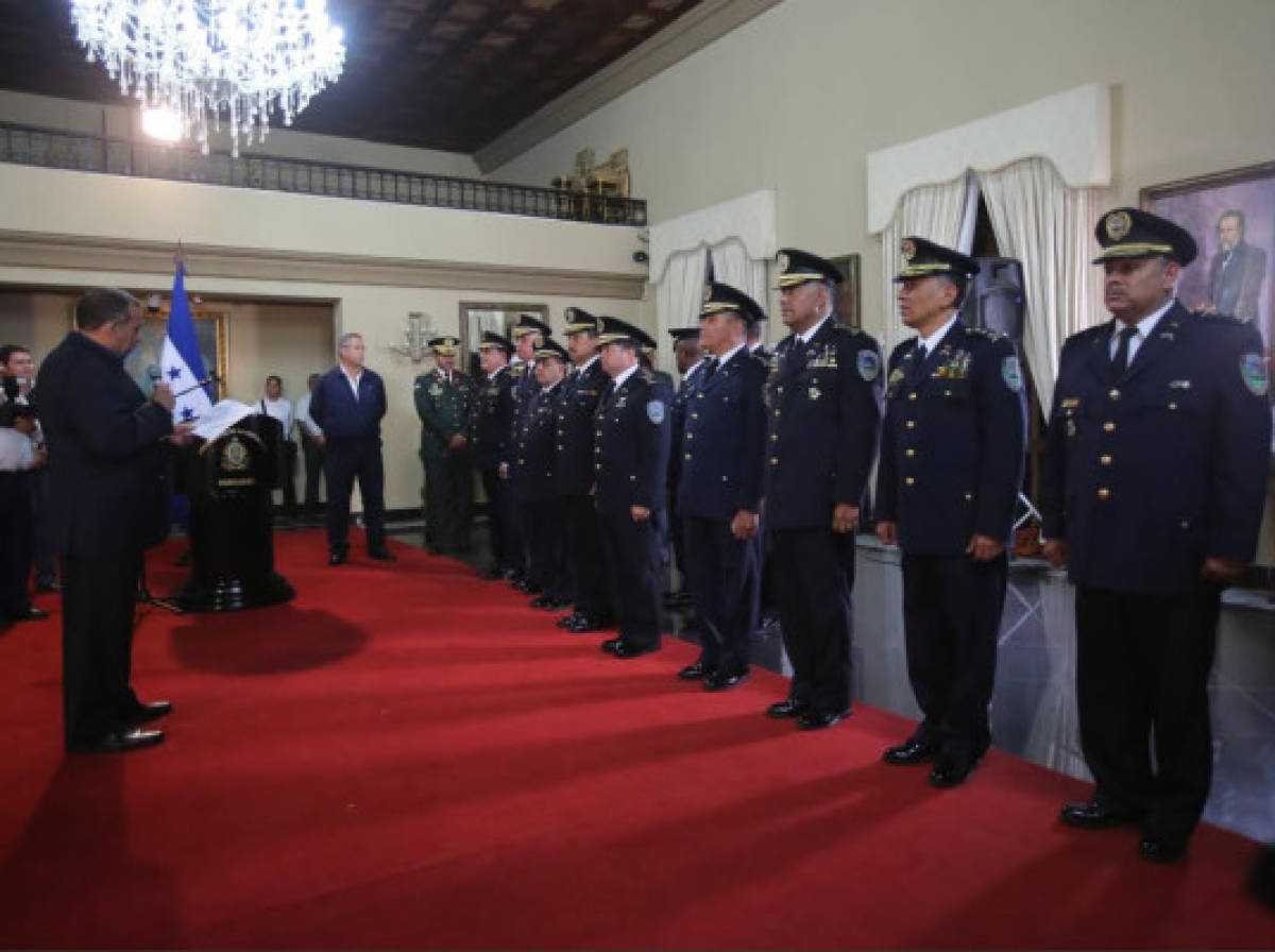 Presidente de Honduras juramenta a la nueva cúpula policial y militar