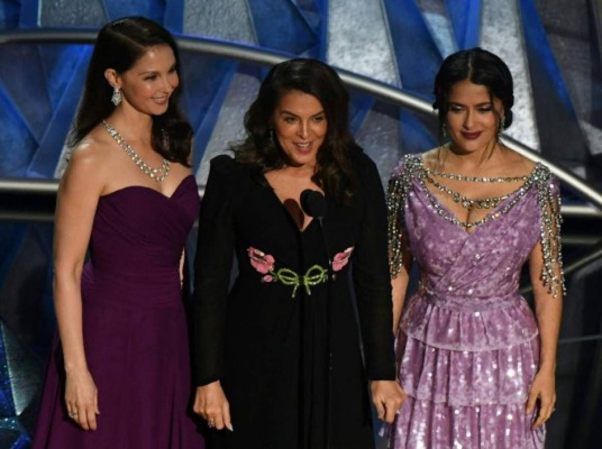 Singular vestido de Salma Hayek en los Oscar 2018 es el blanco de críticas