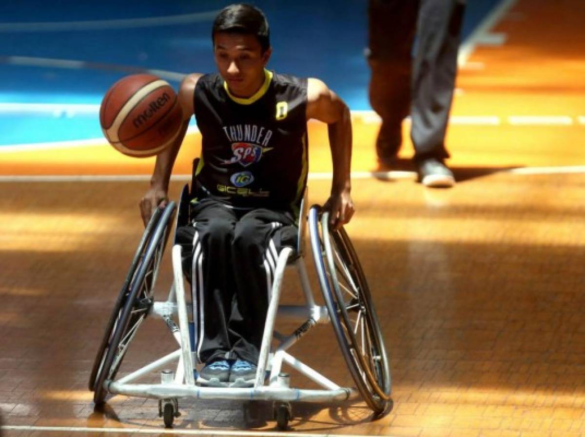 Exitosa jornada de baloncesto sobre silla de ruedas...