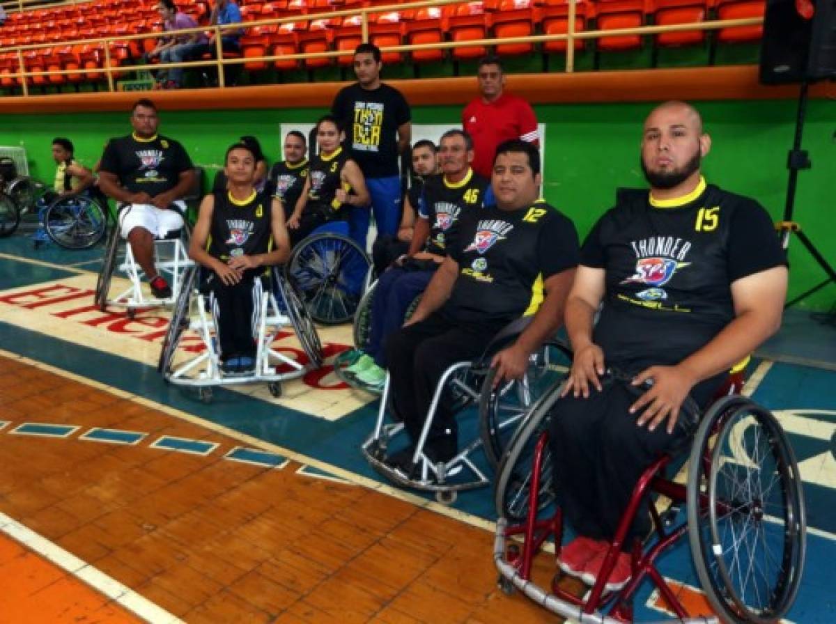 Exitosa jornada de baloncesto sobre silla de ruedas...