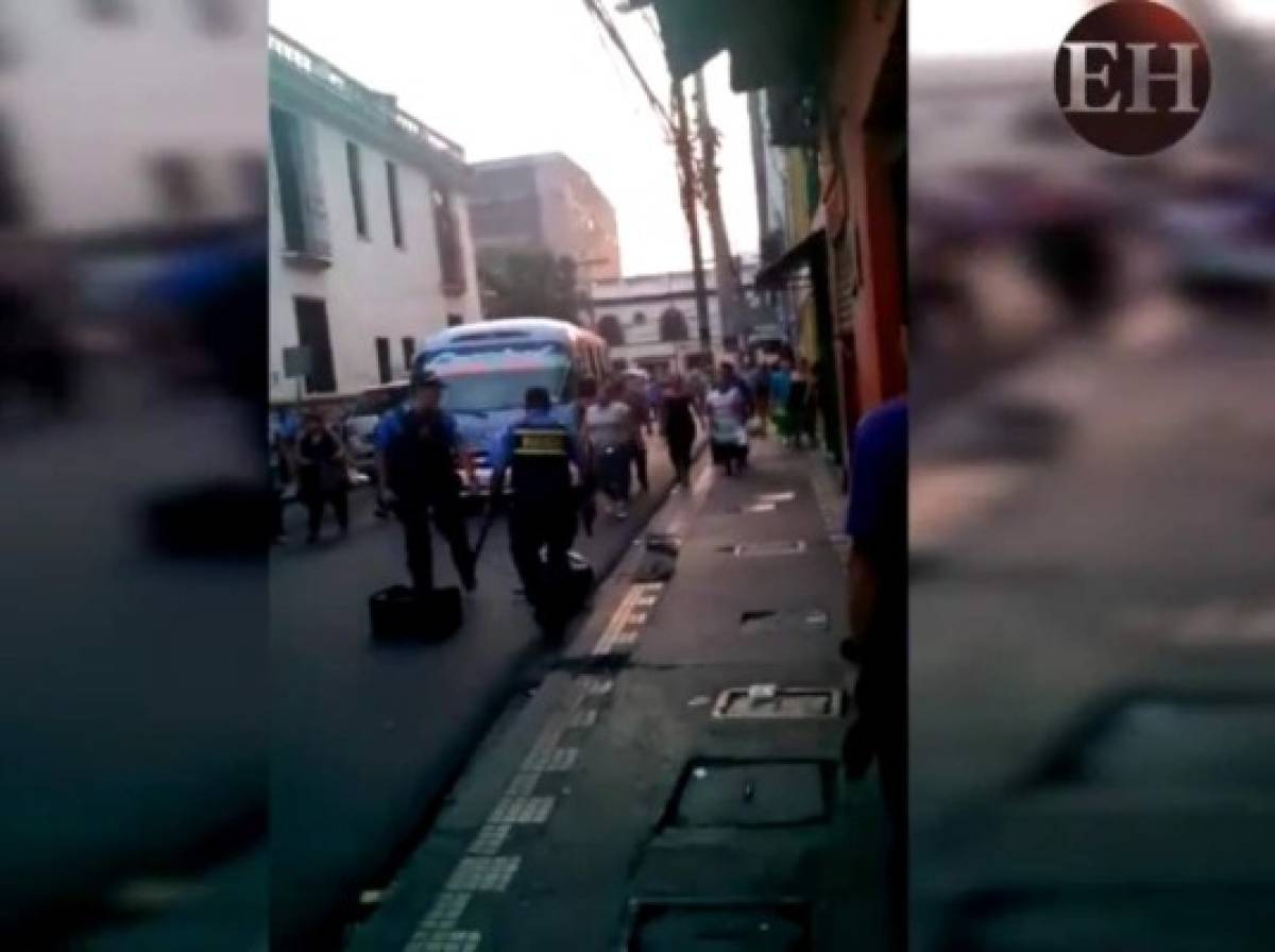 VIDEO: Pelea entre vendedores ambulantes y policías en la capital