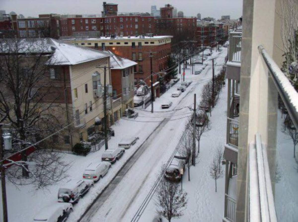 Hondureños disfrutan nevada en EE UU