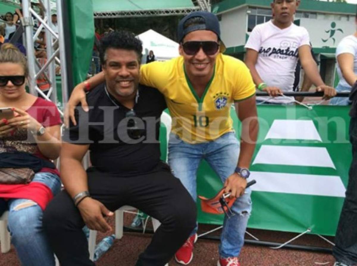 ¡Vaya privilegio! Ronaldinho invitó a aficionado hondureño a su hotel para regalarle autógrafo en persona