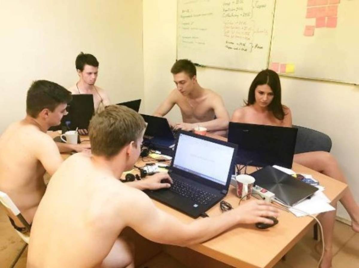 Bielorrusos se desnudan para ir a su trabajo