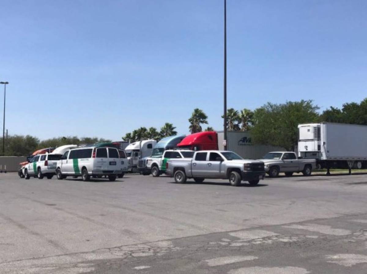 Encuentran a 17 inmigrantes encerrados en un camión en Texas