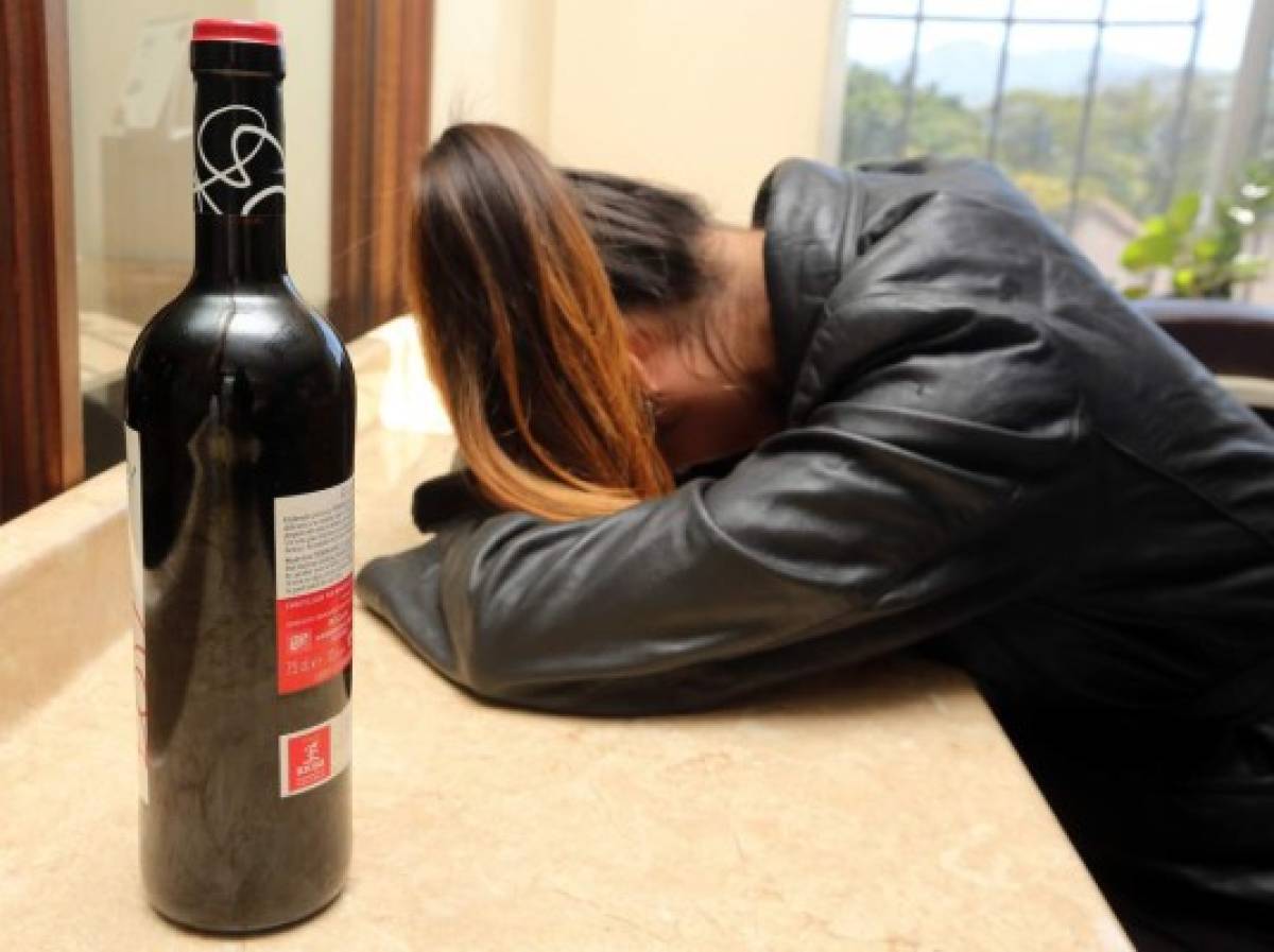 Cómo identificar cuando el alcoholismo afecta la relación y la familia