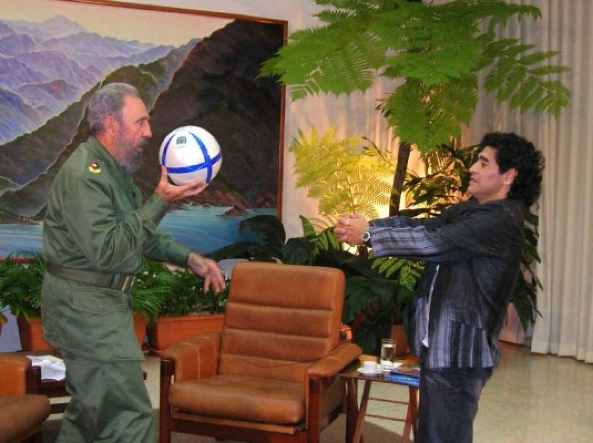 Maradona asegura que Fidel lo aconsejaba sobre el uso de las drogas. Foto: AFP