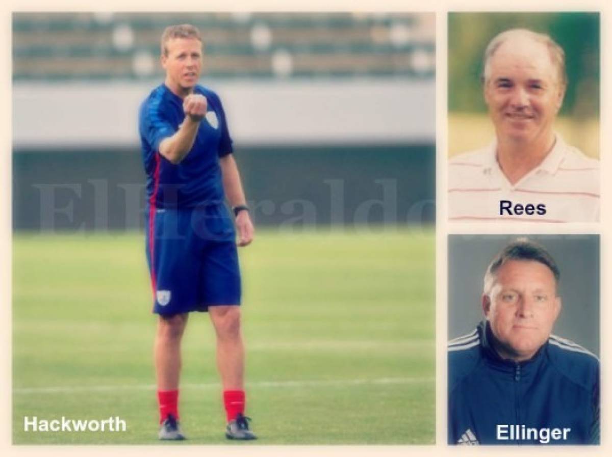 John Hackworth (de pie) Roy Rees (camisa a rayas) y John Ellinger (chumpa azul) los entrenadores dé Estados Unidos en los mundiales infantiles de la FIFA. Fotos: Us Soccer / El Heraldo.