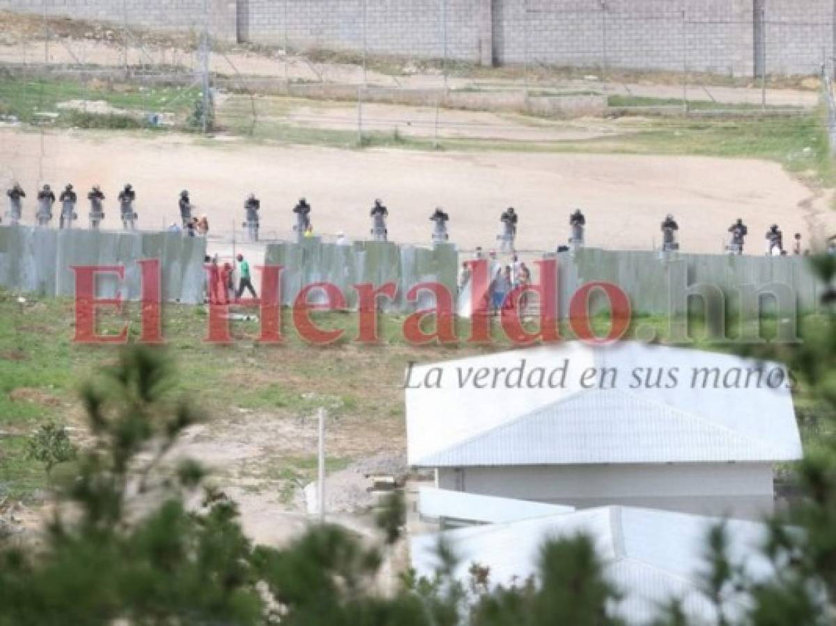 Los privados de libertad fueron sacados de sus celdas y ubicados contra las paredes para la revisión por elementos de Fusina. Foto: Alex Pérez/EL HERALDO.