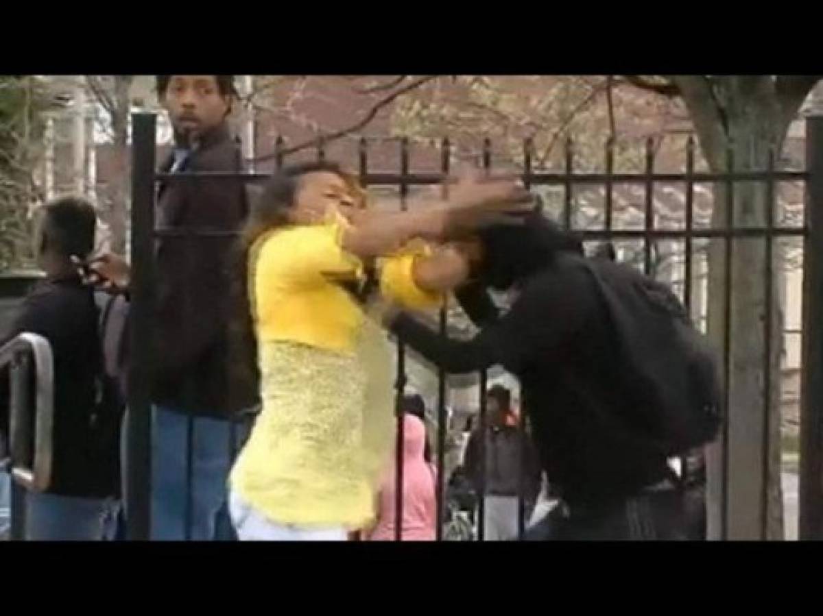 Mujer explica por qué golpeó a su hijo durante protesta